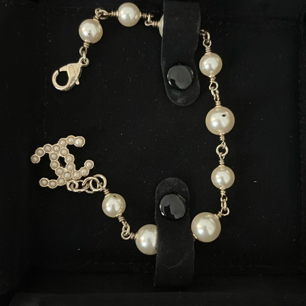 NWT CHANEL bracelet featuring luminous faux pearls and gold-tone hardware